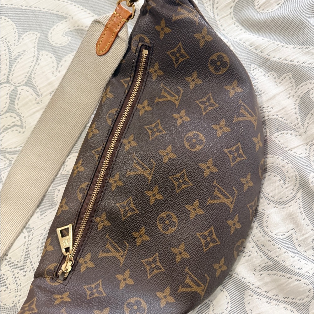 Louis Vuitton Monogram Canvas High Rise Bumbag - Picture 3 of 5